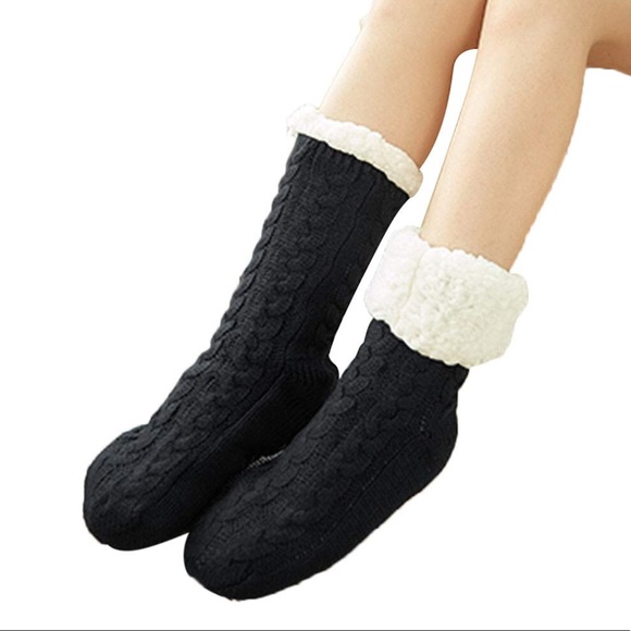 Charcoal knit and fuzzy socks with fringes - Picture 4 of 5